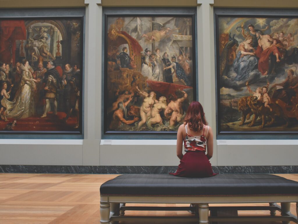 Ragazza guarda tre quadri di Rubens al Louvre
