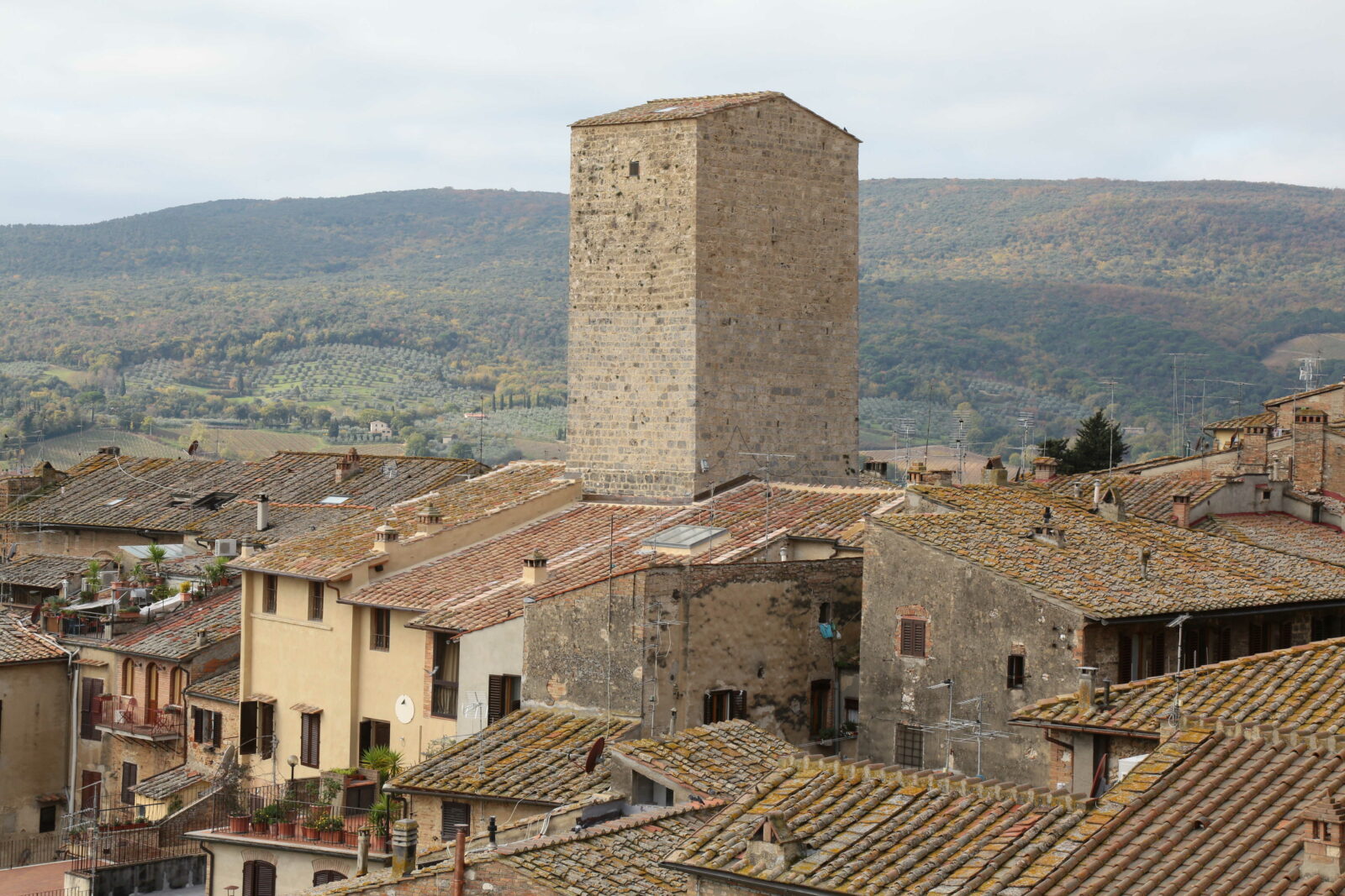 Torre di Casa Campatelli dall'esterno