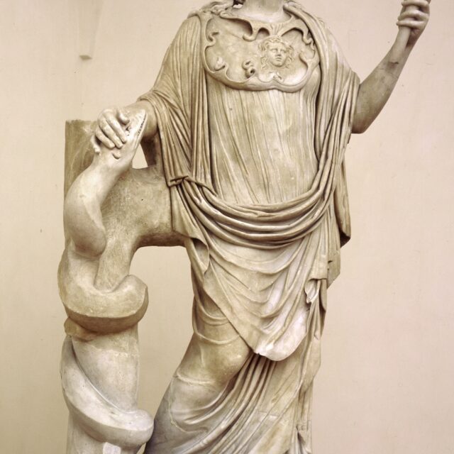 La statua di Atena con il serpente