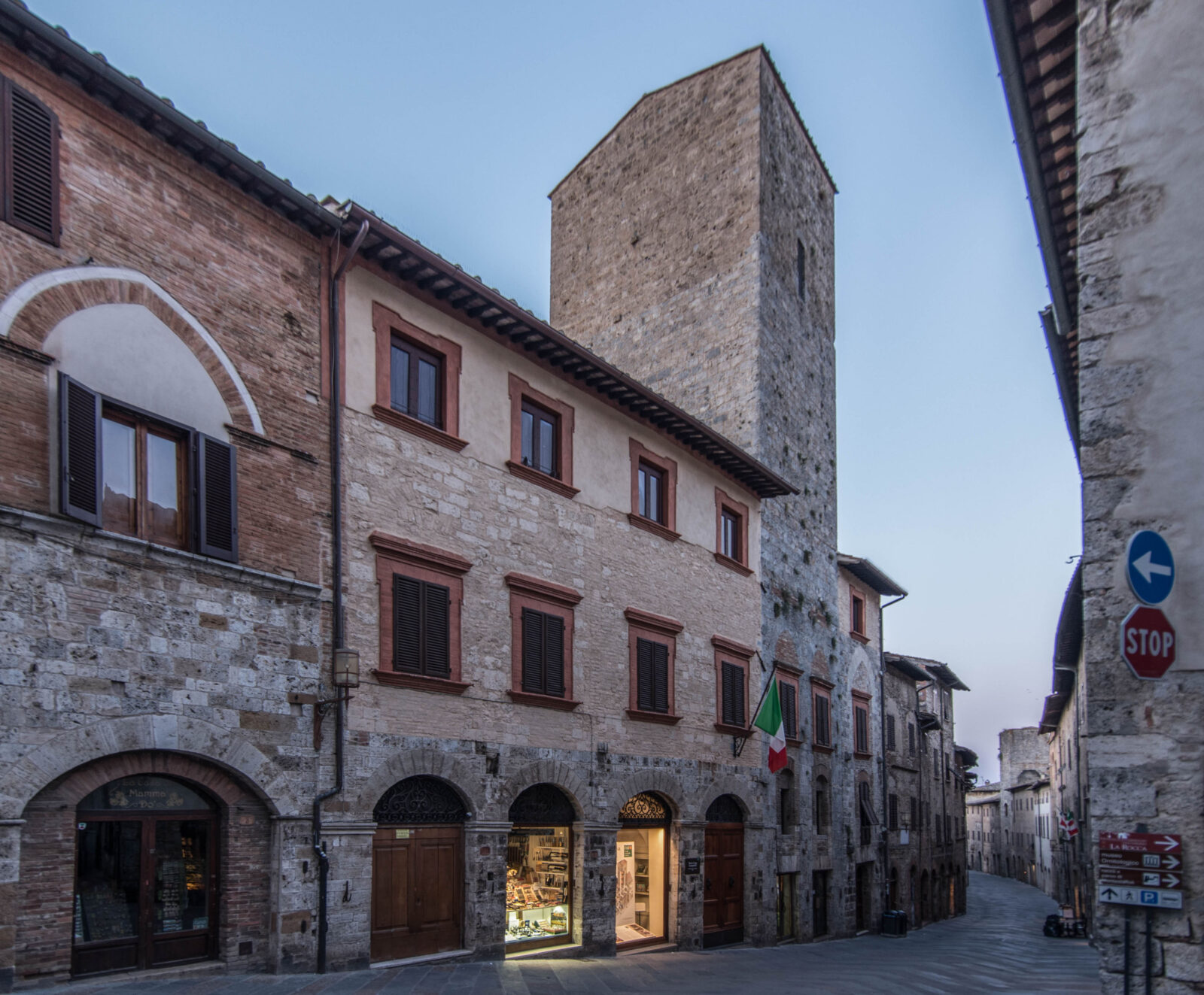 Torre di Casa Campatelli dall'esterno