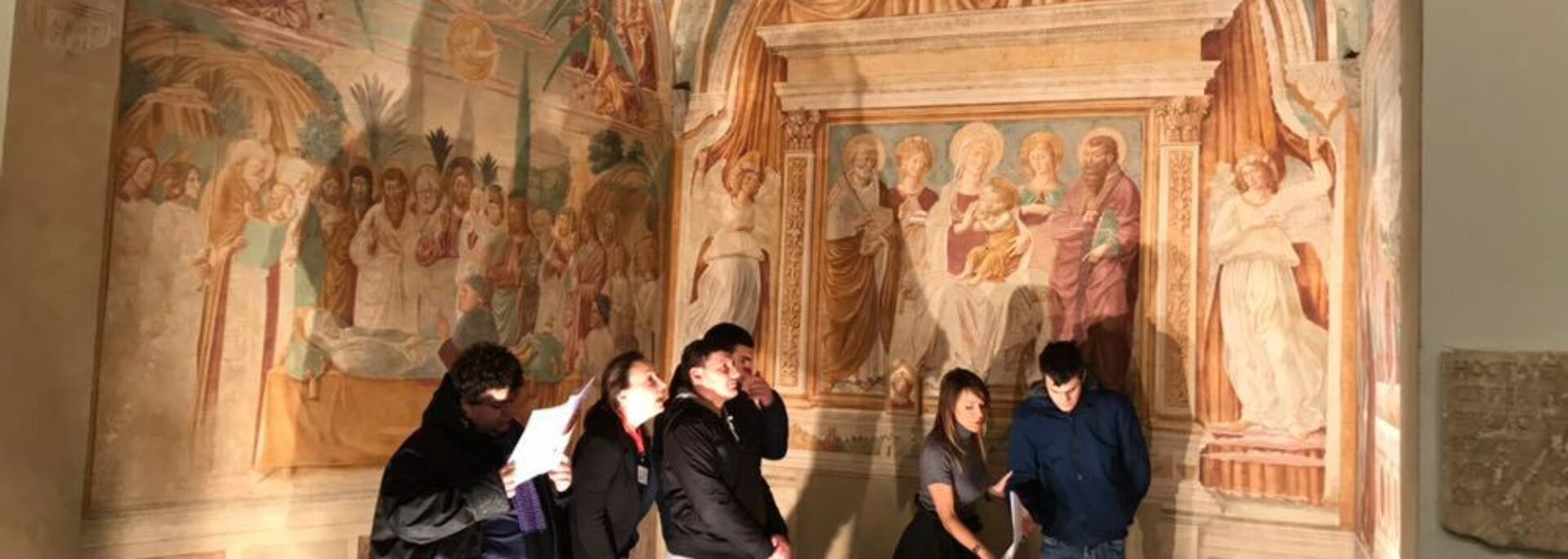 in questa foto vedi un gruppo di amici che guardano gli affreschi del Museo Benozzo Gozzoli aCastelfiorentino.