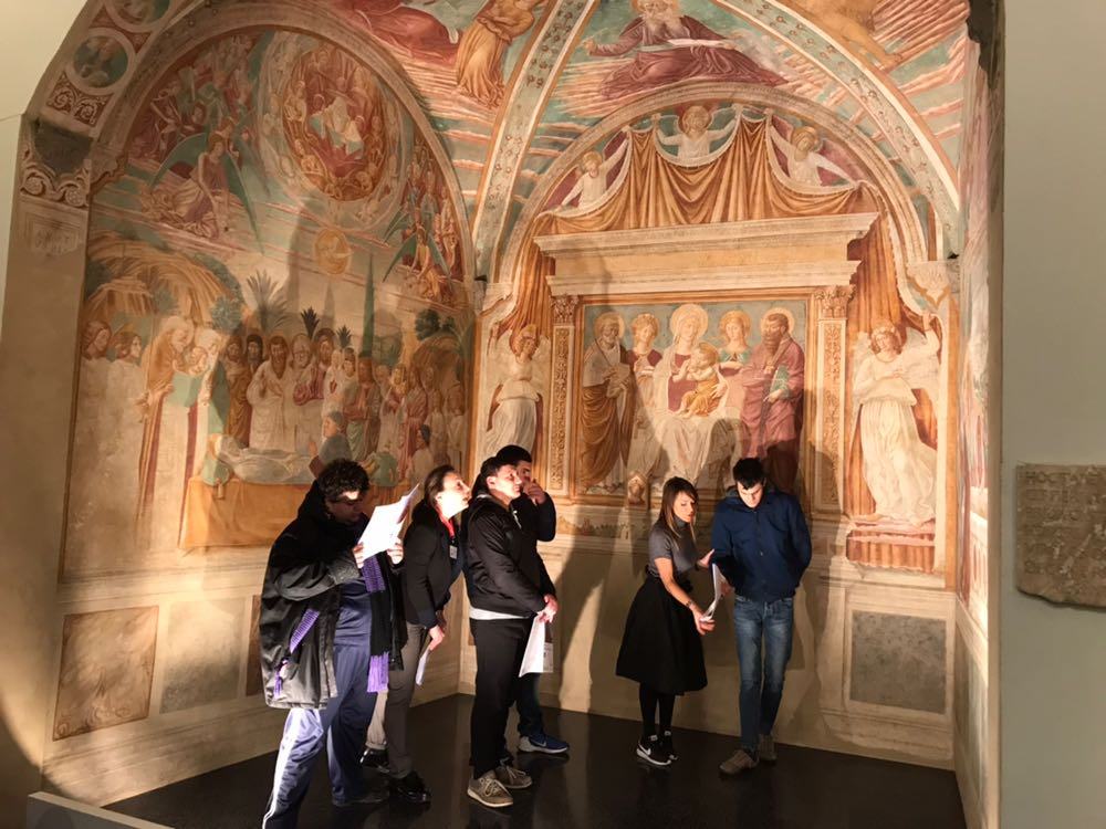 in questa foto vedi un gruppo di amici che guardano gli affreschi del Museo Benozzo Gozzoli aCastelfiorentino.