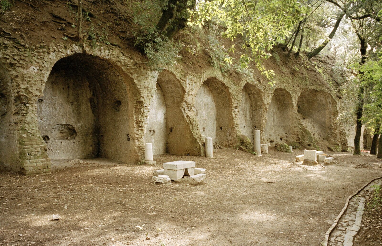 Villa Gregoriana, Sentieri e vegetazione