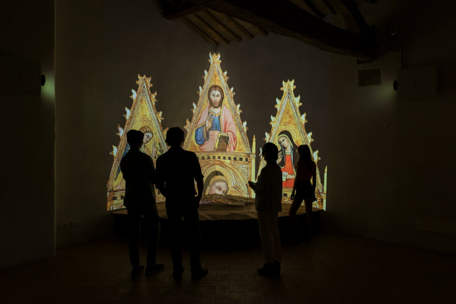 Persone che guardano video in Casa Campatelli