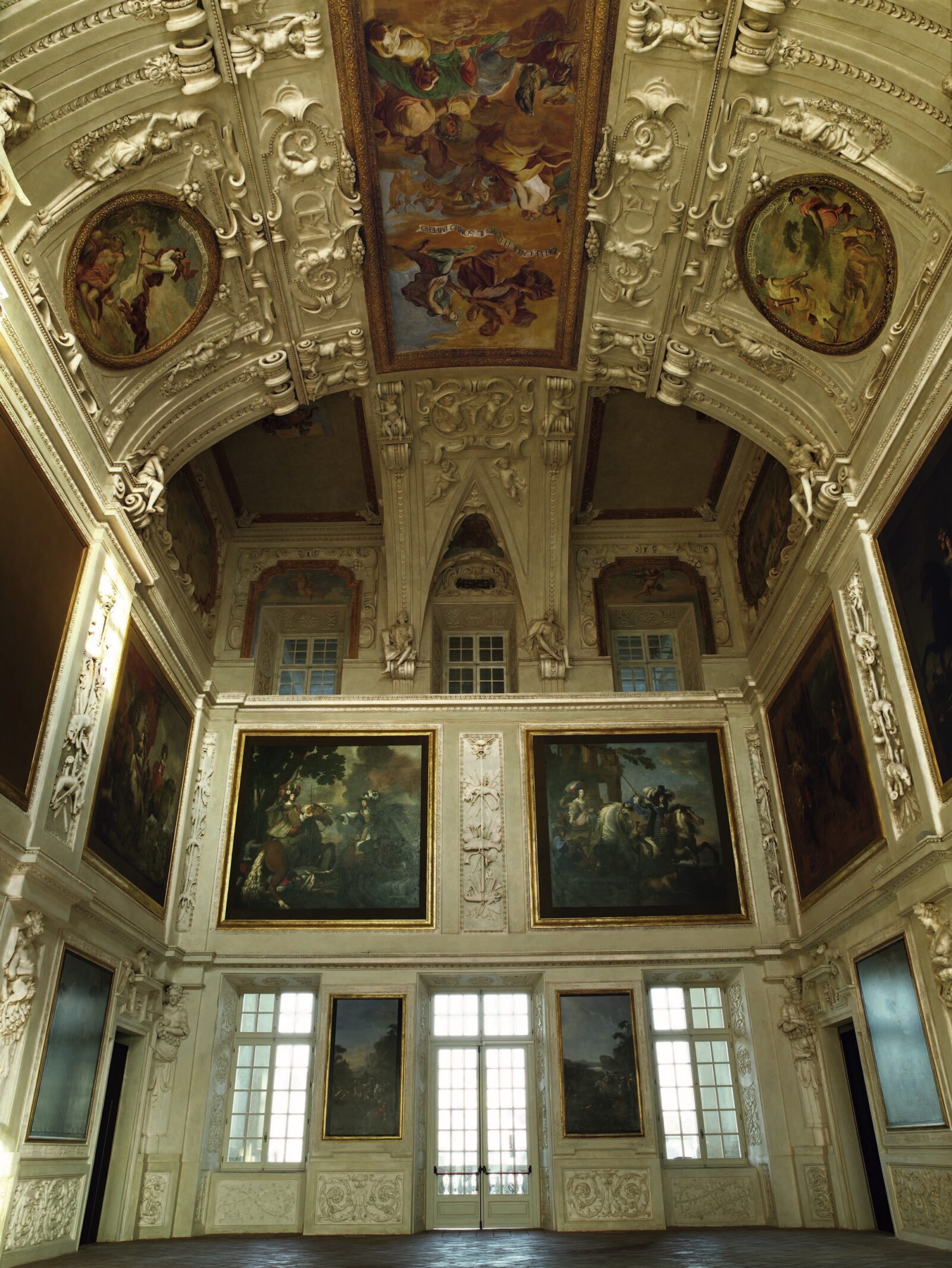 Hall with paintings and plasters at the Venaria Realm