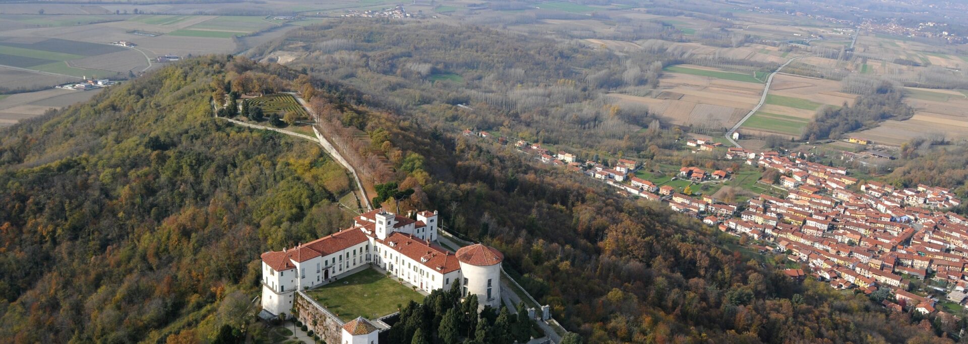 Veduta del castello di Masino