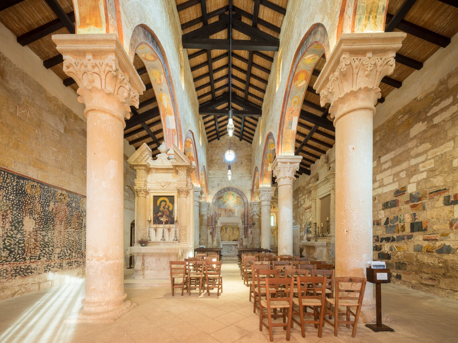 Interno della Basilica a Cerrate