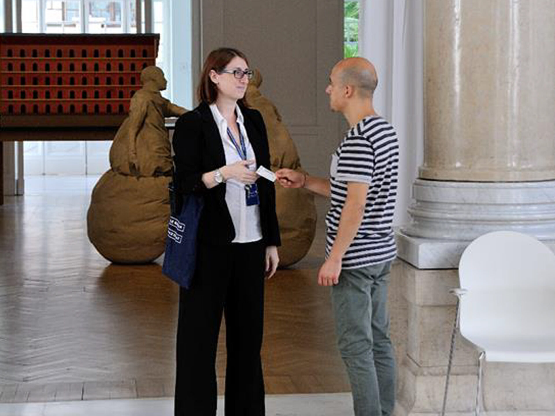 In questa foto puoi vedere un visitatore che mostra il biglietto e chiede aiuto a una persona con il cartellino alla Galleria Nazionale d'Arte Moderna e contemporanea di Roma
