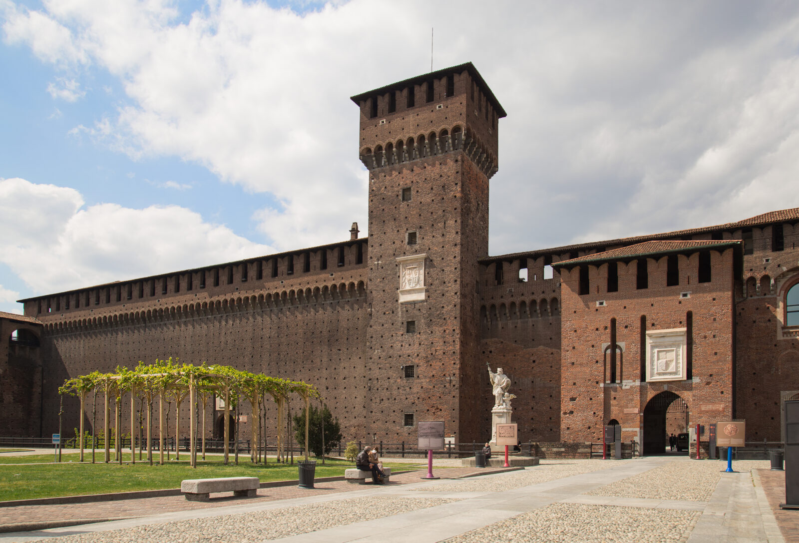 Torre e statua