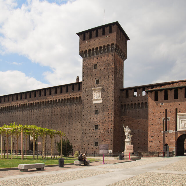 La torre di Bona e la statua di San Giovanni Nepomuceno