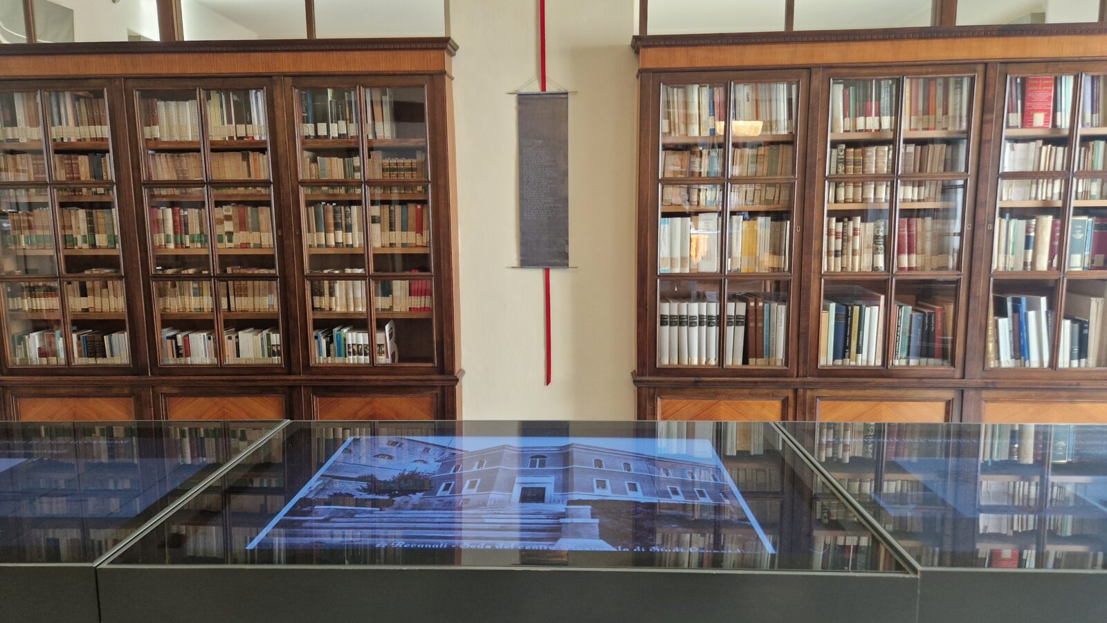 Interno dell'edificio presente all'Orto sul Colle dell'Infinito